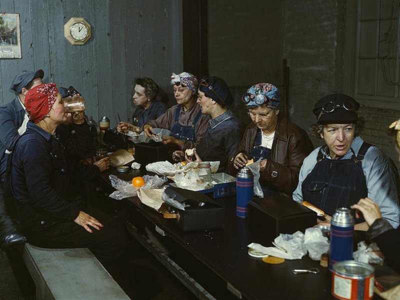 women having lunch